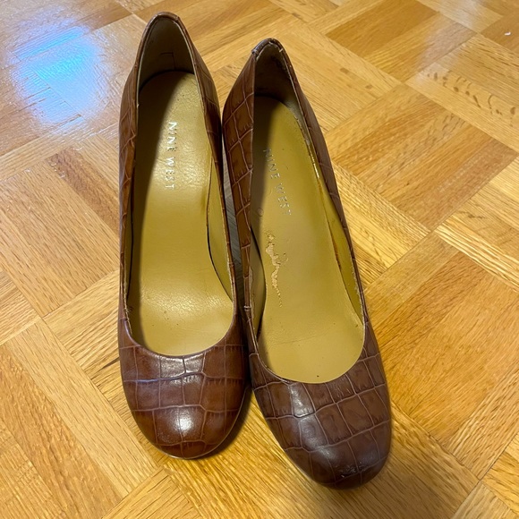 Nine West brown leather pumps, size 5.5 - Picture 2 of 7